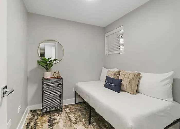 2br Close To Local Cafes & Stores - Magnolia G Chicago